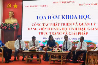 Các diễn giả trao đổi, đề xuất giải pháp nâng cao hiệu quả công tác phát triển và quản lý đảng viên.