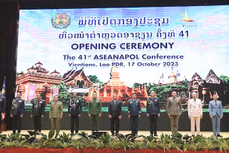 Đại diện các lực lượng cảnh sát các nước ASEAN tại lễ khai mạc. (Ảnh: TRỊNH DŨNG)