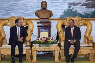 Thứ trưởng Công an Trần Quốc Tỏ chào xã giao Đại tướng Vilay Lakhamphong, Phó Thủ tướng Chính phủ, Bộ trưởng Công an Lào. Ảnh: Hải Tiến