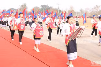 Thanh thiếu niên Lào diễu hành tại lễ hội. (Ảnh: Hải Tiến)