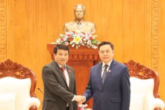 Chủ tịch Quốc hội Lào tiếp đồng chí Y Thanh Hà Niê K’đăm cùng Đoàn đại biểu Hội đồng Dân tộc. (Ảnh: Trịnh Dũng)