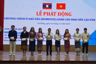 Chủ tịch UBND quận Sơn Trà trao kinh phí hỗ trợ sinh hoạt cho sinh viên Lào.