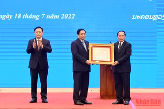 Đồng chí Bounthong Chitmany, Ủy viên Bộ Chính trị, Thường trực Ban Bí thư, Phó Chủ tịch nước Lào trao Huân chương Vàng quốc gia của Lào cho đồng chí Phạm Minh Chính, Ủy viên Bộ Chính trị, Thủ tướng Chính phủ.