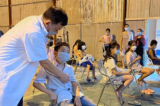 Kiểm tra sức khỏe cho học sinh trước khi tiêm vaccine.