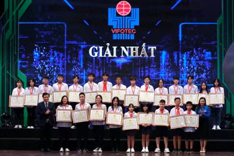 Các tác giả nhận giải Nhất tại buổi lễ.