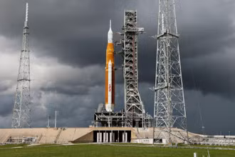 Hệ thống phóng không gian (SLS) và tàu vũ trụ Orion tại Trung tâm Vũ trụ Kennedy ở bang Florida, Mỹ. (Ảnh: Reuters)
