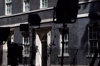 Phía bên ngoài số 10 Phố Downing sau khi Thủ tướng Boris Johnson từ chức. (Ảnh: Reuters)