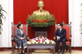 Đồng chí Võ Văn Thưởng tiếp đồng chí Sisay Leudetmounsone. (Ảnh: TTXVN)