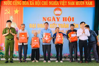 Thứ trưởng Nguyễn Duy Ngọc trao nhiều phần quà ý nghĩa cho bà con xóm Lâm Phú.