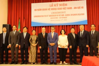 Đại sứ Nguyễn Phương Nga, Thứ trưởng Lê Quang Hùng, Ngài Abdelhamid Boubazine, Ngài Saadi Salama và đại diện đại sứ quán của một số nước chụp ảnh lưu niệm.