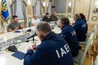 Tổng thống Ukraine Volodymyr Zelensky (thứ nhất, trái) trong cuộc gặp phái bộ IAEA do Tổng Giám đốc Rafael Grossi (thứ hai, trái) dẫn đầu trong cuộc gặp ở Kiev, ngày 6/10/2022. (Ảnh: AFP/TTXVN)