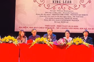 Ê-kíp dàn dựng tại lễ khởi công vở "Vua Lear". 