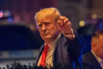 Ông Trump tới Tháp Trump sau ngày FBI khám xét khu nghỉ dưỡng Mar-a-Lago của ông tại Florida. (Ảnh: Reuters)