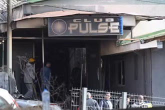 Phía bên ngoài hộp đêm Club Pulse ở Kocani, cách thủ đô Skopje của Bắc Macedonia khoảng 100km về phía đông. Ảnh: Tân Hoa Xã