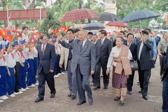 Thiếu nhi xã Kim Liên (huyện Nam Đàn, tỉnh Nghệ An) - quê hương Chủ tịch Hồ Chí Minh chào đón Chủ tịch Đảng, Chủ tịch nước Lào Khamtay Siphandone tới thăm, năm 2002. (Ảnh: TTXVN)