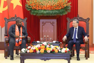 Tổng Bí thư Tô Lâm tiếp Tổng Thư ký Đảng Mặt trận giải phóng Mozambique (FRELIMO) Chakil Felizardo Aboobacar. (Ảnh: TTXVN)