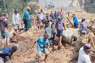 Tìm kiếm nạn nhân trong đống đổ nát do lở đất ở Papua New Guinea. (Ảnh: UN NEWS)
