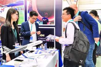 Các doanh nghiệp gặp gỡ, trao đổi cơ hội hợp tác tại Hội chợ triển lãm quốc tế Mạng lưới cao cấp sản xuất, cung ứng, tiêu dùng bền vững lĩnh vực công nghiệp hàng không.