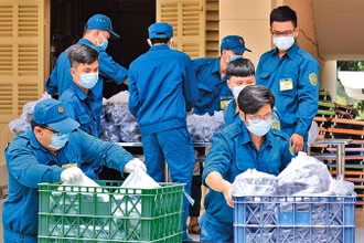 Chiến sĩ dân quân làm nhiệm vụ tại Bệnh viện dã chiến số 1 trong đại dịch Covid-19. (Ảnh: HỮU TÂN)