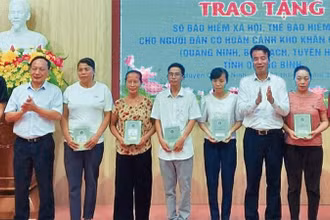 Trao tặng sổ bảo hiểm xã hội, thẻ bảo hiểm y tế cho người có hoàn cảnh khó khăn.