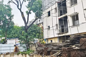 Trường tiểu học Phương Liên (quận Đống Đa, Hà Nội) được mở rộng thêm 500 m2 trên diện tích được thu hồi từ dự án trụ sở giao dịch và khách sạn tại khu đất số 6 phố Đào Duy Anh chậm triển khai.