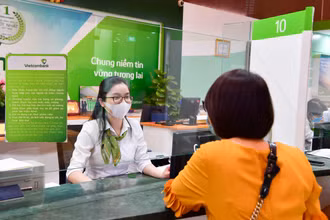 Khách hàng giao dịch tại chi nhánh Vietcombank.