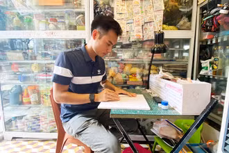 Nguyễn Văn Dũng phác thảo mô hình lên tấm formex.