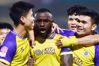 Niềm vui của các cầu thủ đội Hà Nội FC sau khi giành chiến thắng trước đội Quảng Nam. (Ảnh: TRẦN HẢI)