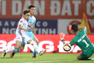 Thủ môn Đình Triệu (số 1) khá vất vả, song vẫn để thủng lưới ba bàn trước Thép Xanh Nam Định.