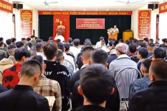 Khai mạc lớp bồi dưỡng nhận thức về Đảng cho công dân lên đường nhập ngũ. (Ảnh: LIÊN TIẾN)