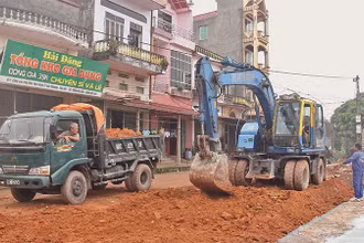 Đơn vị thi công đẩy nhanh tiến độ nâng cấp tuyến đường dẫn vào chợ Mọc tại thị trấn Cao Thượng, huyện Tân Yên (Bắc Giang).