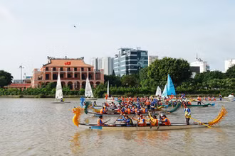 Biểu diễn thuyền rồng tại Lễ hội sông nước Thành phố Hồ Chí Minh lần thứ nhất.