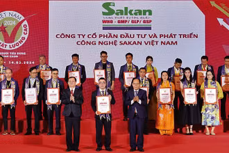 Trao chứng nhận hàng Việt Nam chất lượng cao năm 2024 cho các doanh nghiệp.
