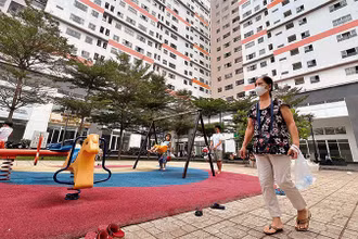 Người dân sinh hoạt tại khuôn viên một chung cư ở thành phố Thủ Đức.