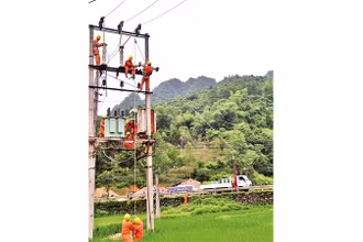 Công nhân điện lực kéo đường dây điện đến các thôn, bản vùng khó khăn, vùng biên giới của huyện Lộc Bình (Lạng Sơn).