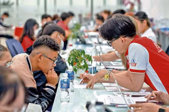 Thí sinh tìm hiểu thông tin tuyển sinh tại Trường đại học Kinh tế-Tài chính Thành phố Hồ Chí Minh. 