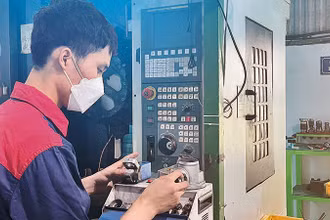 Hoạt động sản xuất tại Công ty cổ phần Thương mại và Phát triển Công nghệ PMA (huyện Hoài Đức, Hà Nội).