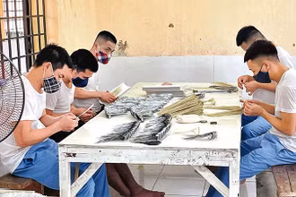 Các học viên của Cơ sở cai nghiện Hải Dương trong giờ lao động trị liệu.
