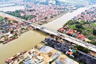 Tỉnh Bắc Giang đầu tư xây dựng mở rộng cầu Như Nguyệt kết nối với tỉnh Bắc Ninh, tạo điều kiện giao thông thuận lợi, thu hút đầu tư. (Ảnh ĐẶNG Giang)