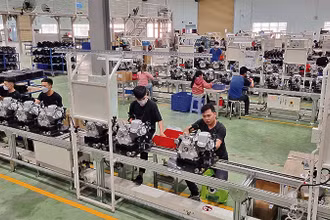 Công nhân làm việc tại Khu công nghiệp Hòa Phú, xã Hòa Phú, huyện Long Hồ, tỉnh Vĩnh Long.