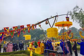 Khôi phục Lễ dựng cây nêu tại Hoàng thành Thăng Long.