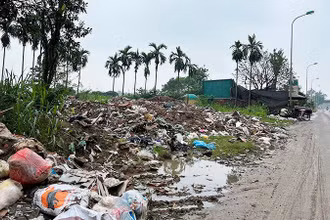 Tình trạng đổ trộm rác thải diễn ra thường xuyên dọc Đại lộ Thăng Long, Hà Nội. (Ảnh: MẠNH HIỂN)
