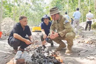 Đại úy chuyên nghiệp Duncan Reid, Trợ lý Tùy viên Quốc phòng, Đại sứ quán Australia tại Việt Nam (bên phải) và Luke Johnston tại hiện trường tìm kiếm hài cốt liệt sĩ ở xã Bình Mỹ, huyện Bắc Tân Uyên, tỉnh Bình Dương. (Ảnh: NGUYỄN XUÂN THẮNG)