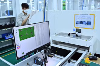 Sản xuất bảng mạch điện tử bóng đèn LED tại Công ty cổ phần Bóng đèn phích nước Rạng Đông. (Ảnh: DUY LINH)