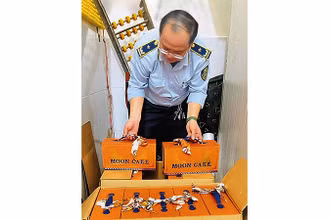 Lực lượng chức năng Thành phố Hồ Chí Minh vừa phát hiện, tạm giữ số lượng lớn bánh trung thu không rõ nguồn gốc, xuất xứ.