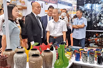 Sản phẩm thủ công mỹ nghệ sản xuất tại Bình Dương trưng bày tại Hội nghị kết nối cung-cầu hàng hóa và Hội chợ Công thương vùng Đông Nam Bộ-Bình Dương năm 2023.