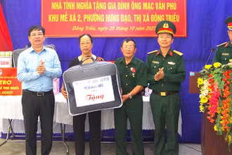 Đại diện Ban Chỉ huy quân sự thị xã Đông Triều phối hợp địa phương khánh thành, bàn giao “Nhà tình nghĩa” tặng hộ nghèo trên địa bàn.