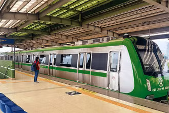 Tàu đường sắt đô thị Cát Linh-Hà Đông đón khách tại ga Văn Khê. (Ảnh: MINH HÀ)