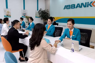 Khách hàng giao dịch tại chi nhánh Ngân hàng ABBANK.