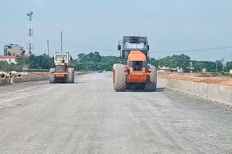 Đường vành đai 5 vùng Thủ đô Hà Nội chạy ngang phía nam tỉnh, có tính kết nối cao, tạo thuận lợi để Thái Nguyên thu hút đầu tư phát triển công nghiệp.